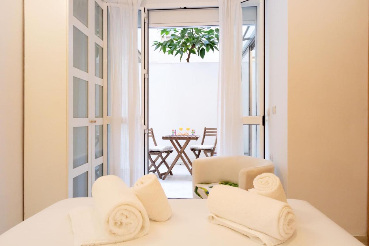 Goles Courtyard With Parking By Valcambre Seville Exterior photo