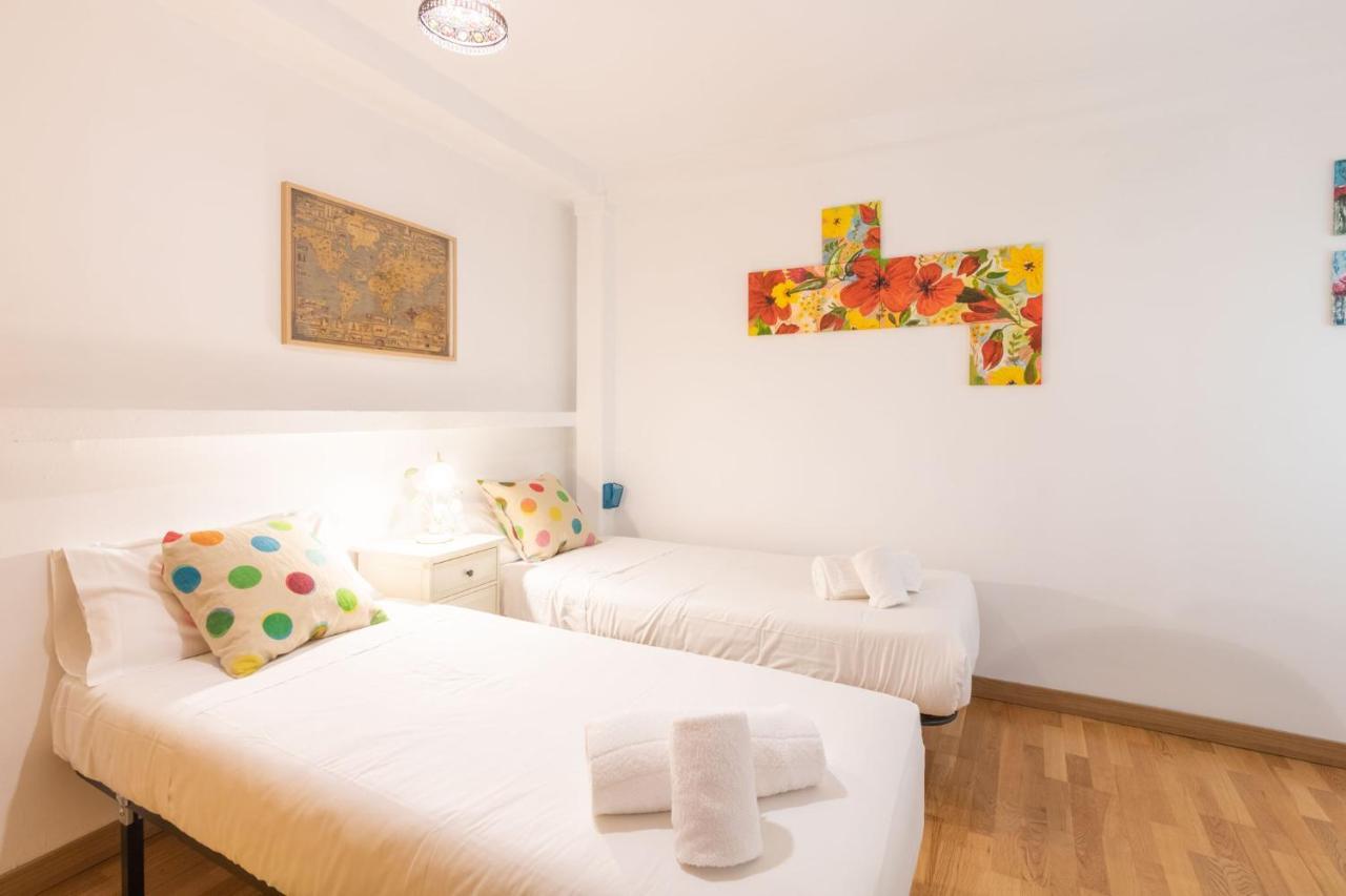 Goles Courtyard With Parking By Valcambre Seville Exterior photo