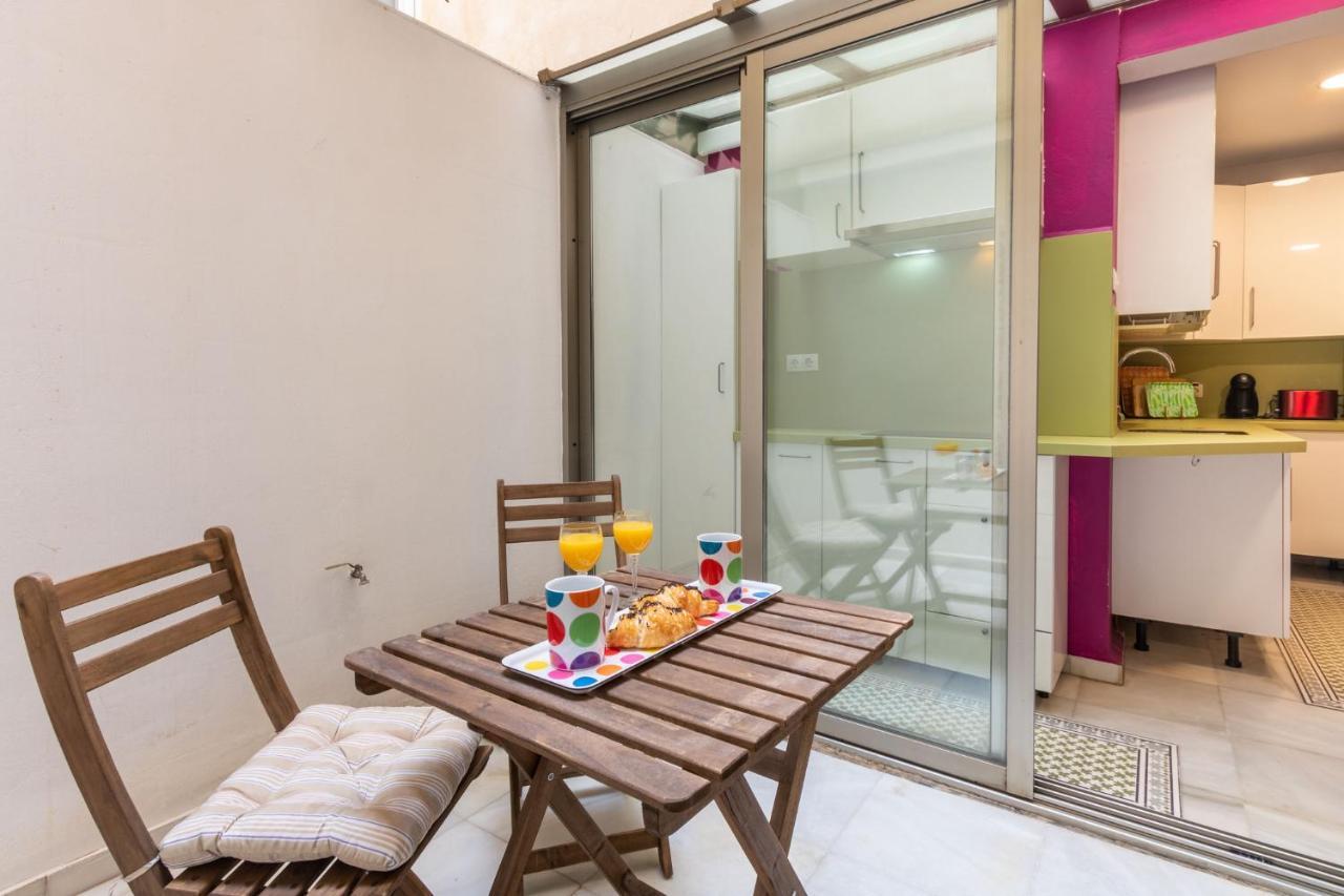 Goles Courtyard With Parking By Valcambre Seville Exterior photo