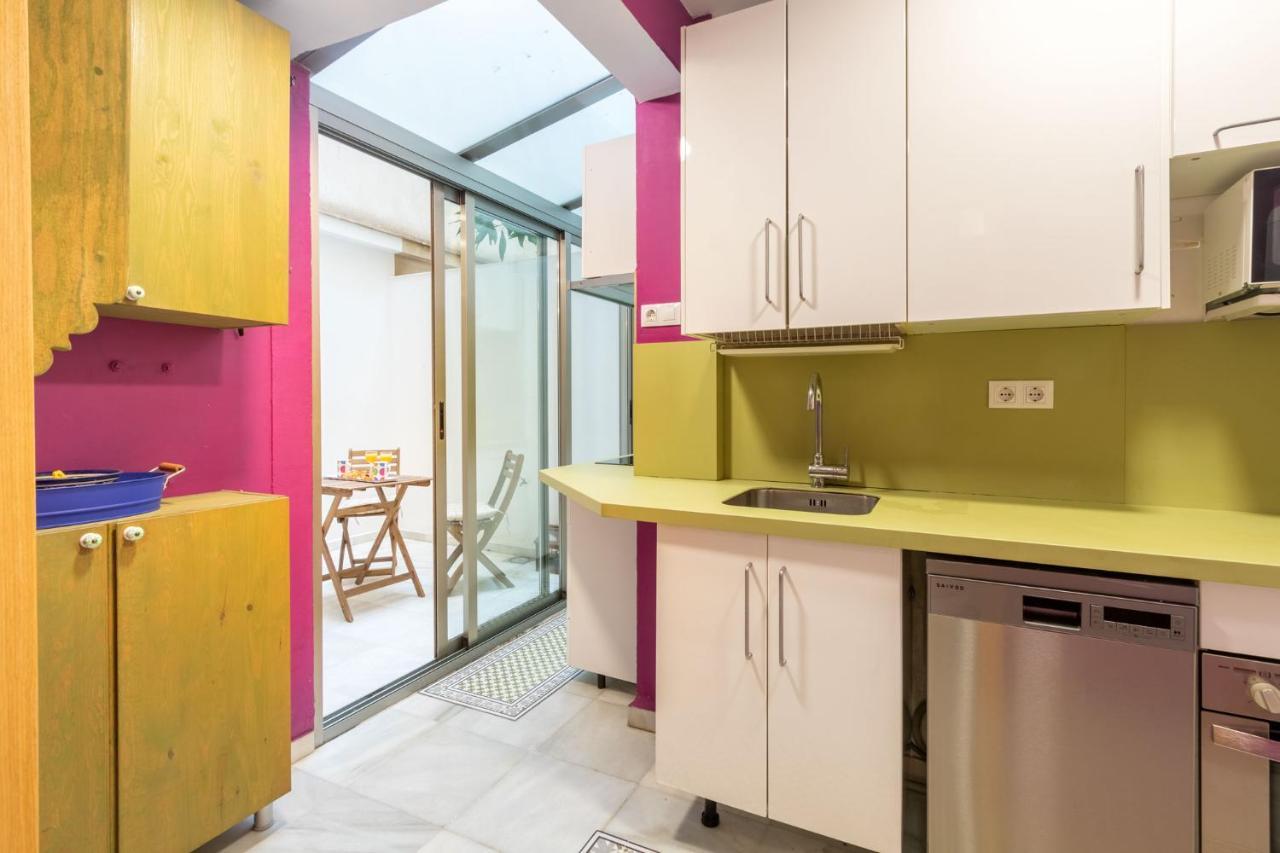 Goles Courtyard With Parking By Valcambre Seville Exterior photo