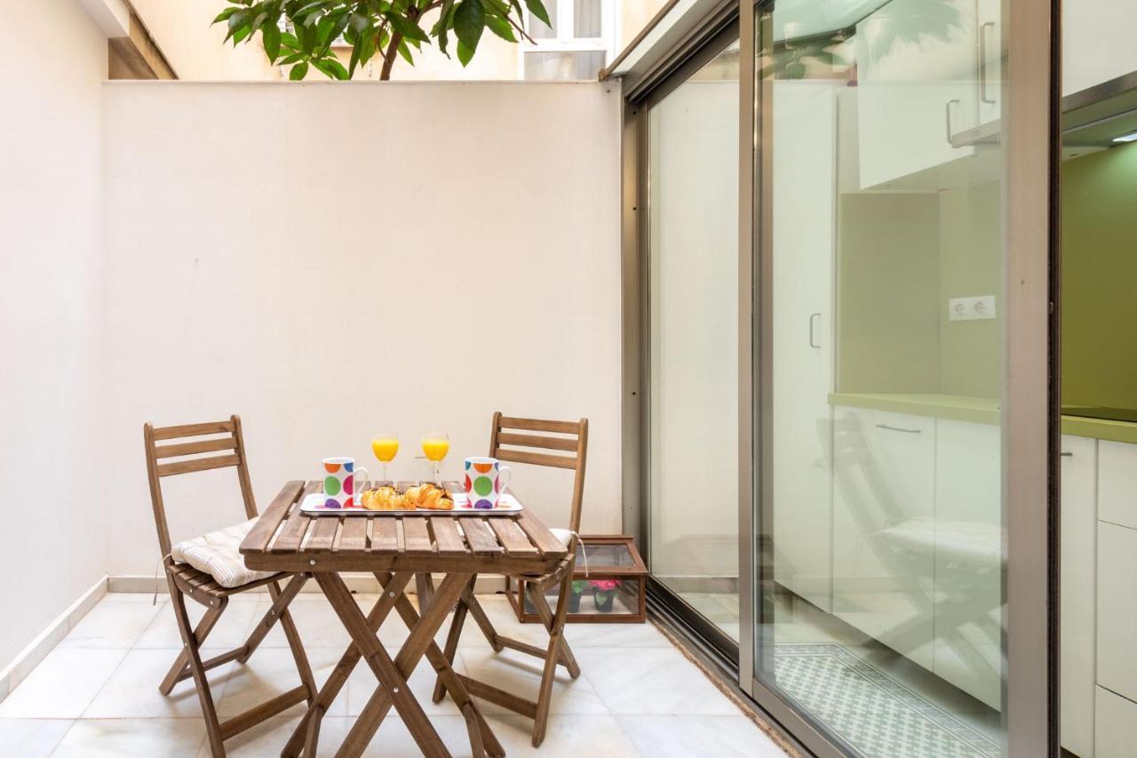 Goles Courtyard With Parking By Valcambre Seville Exterior photo
