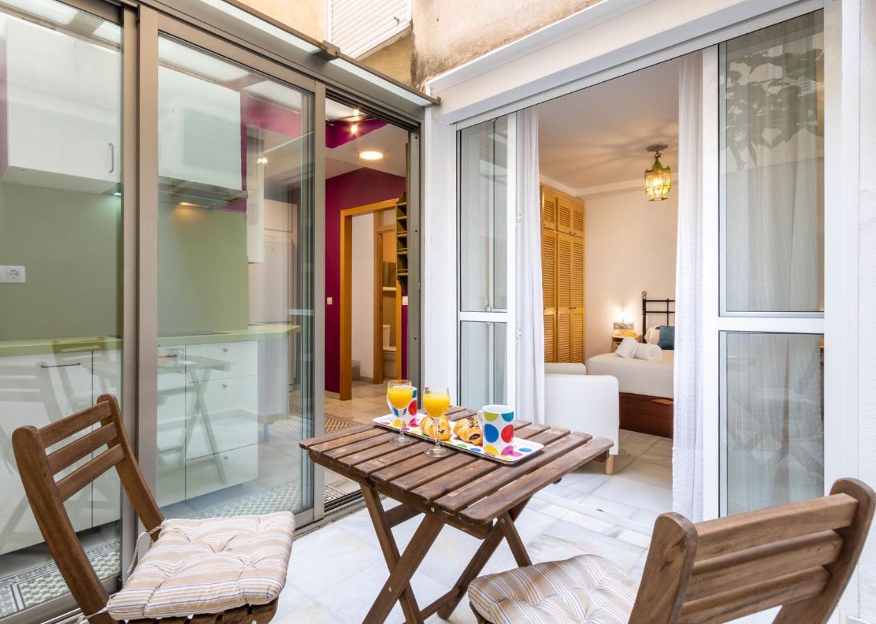 Goles Courtyard With Parking By Valcambre Seville Exterior photo