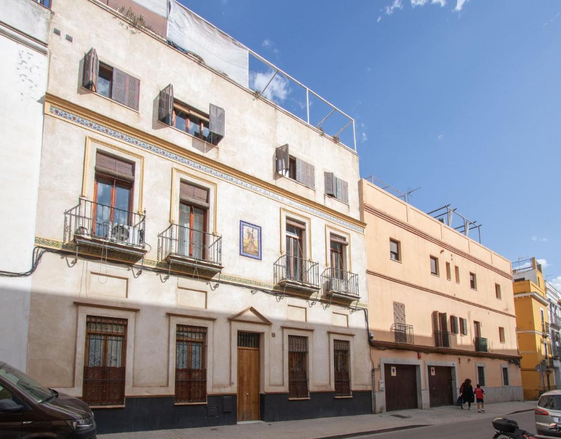 Goles Courtyard With Parking By Valcambre Seville Exterior photo
