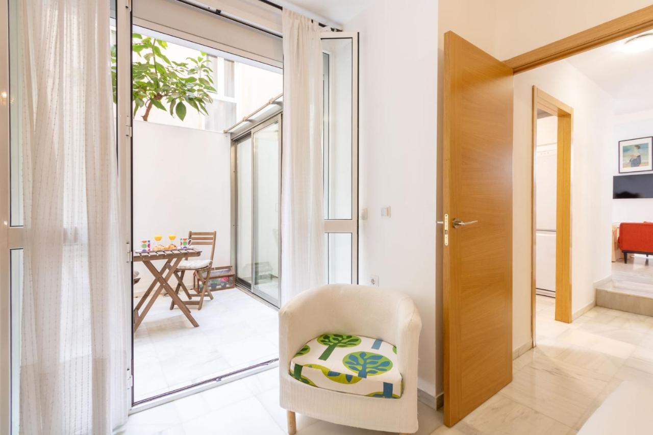 Goles Courtyard With Parking By Valcambre Seville Exterior photo